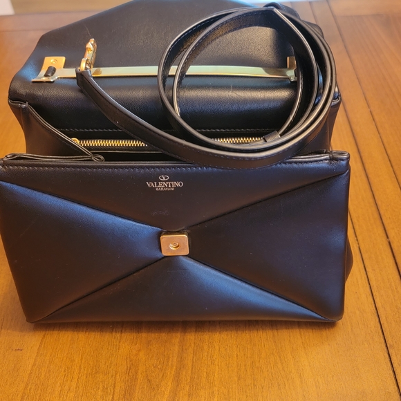 Elegant Black and Gold Women's Handbag - Picture 7 of 11